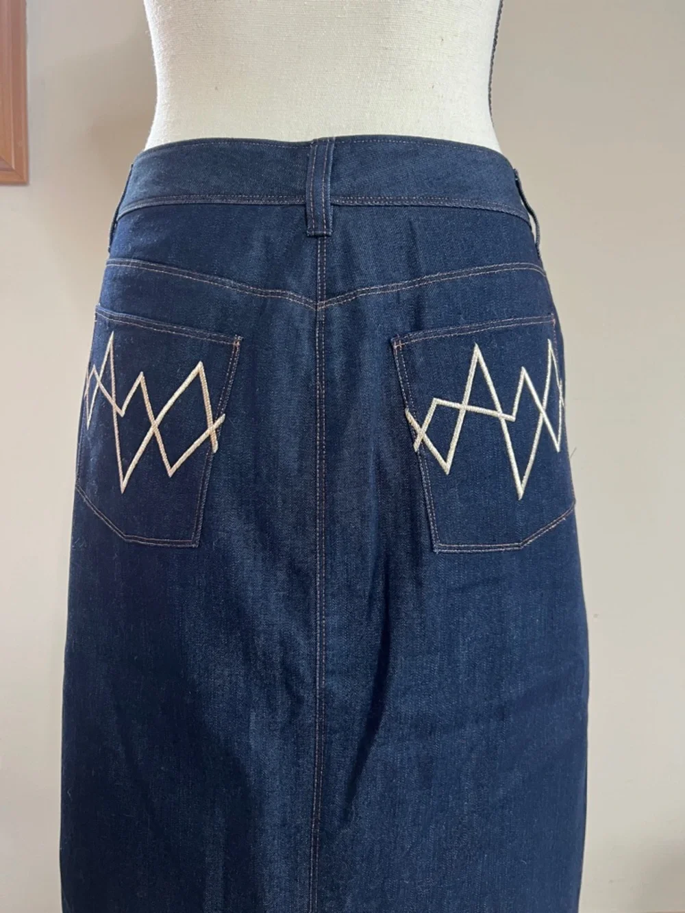 👖💤⚡️✖️®️Armani Exchange Dark Blue Denim Skirt with Embroidered Back Pockets